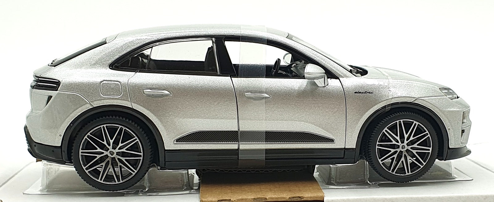 Maisto 1/24 Scale Diecast 18-21114 - Porsche Macan Turbo Electric - Silver