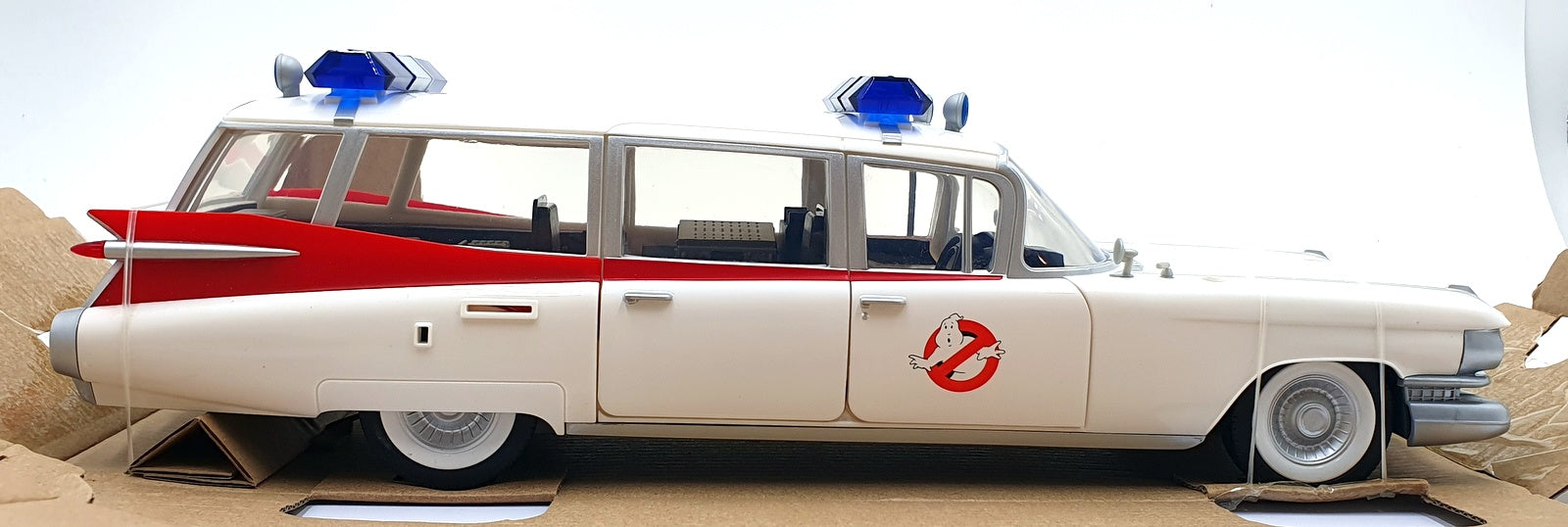 Hasbro 1/18 Scale GB33421 - Ghostbusters Plasma Series Ecto-1 (1984) Cadillac