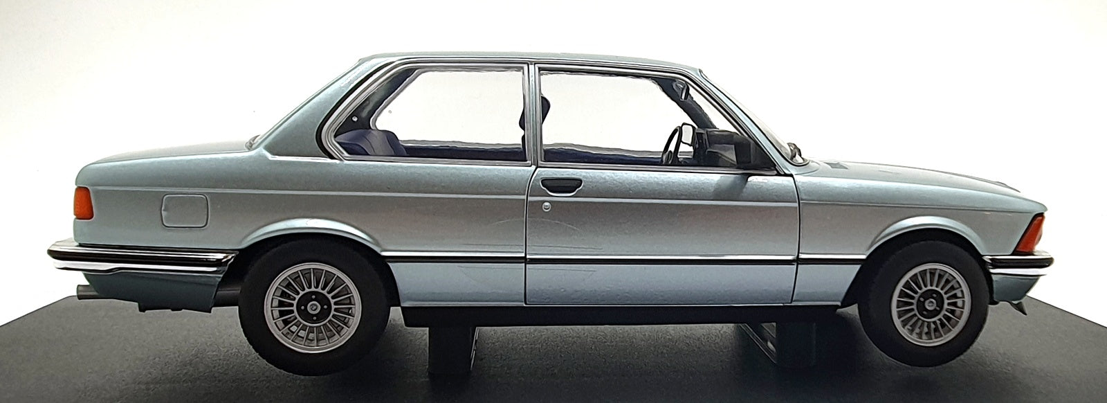 Solido 1/18 Scale S1812801 - 1980 BMW 3231 - Met. Saphire Blue