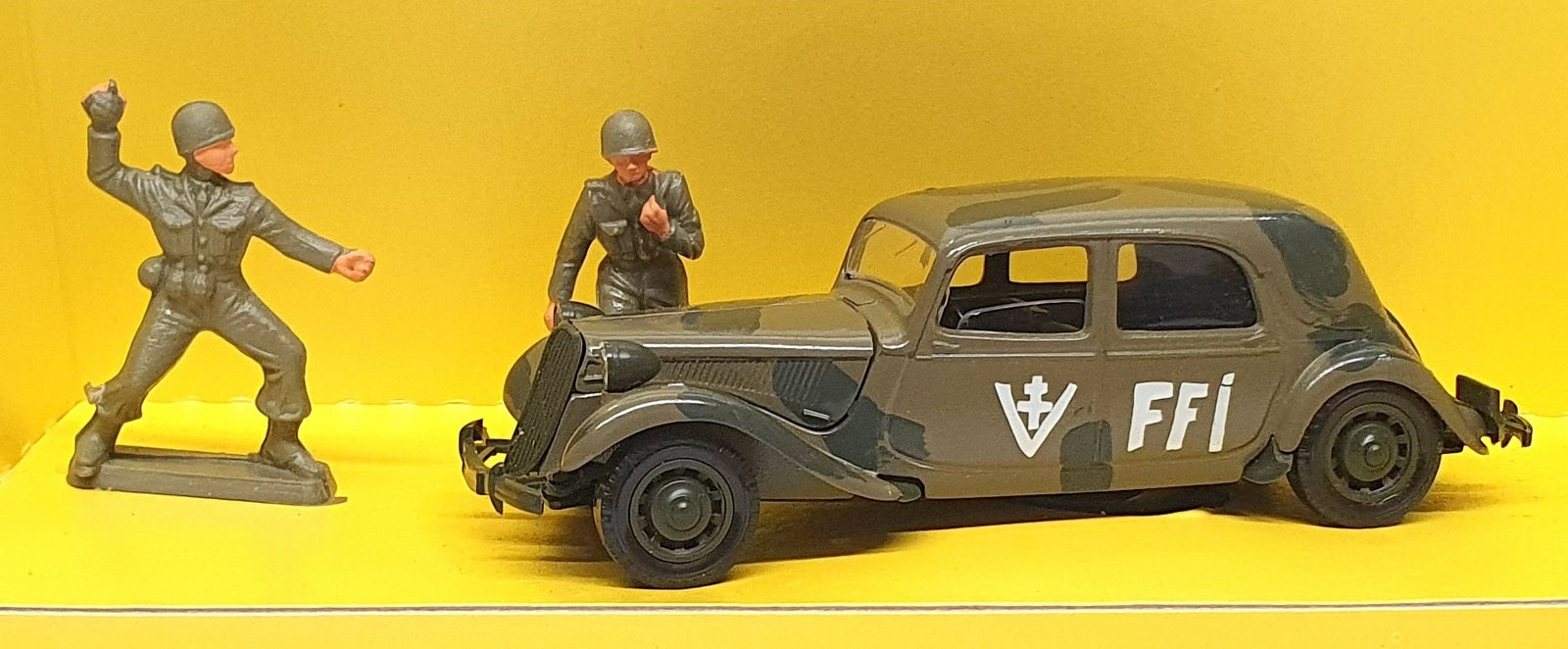Solido 1/43 Scale 6035 - Citroen 15CV FFI Military Car + Figures - Camouflage