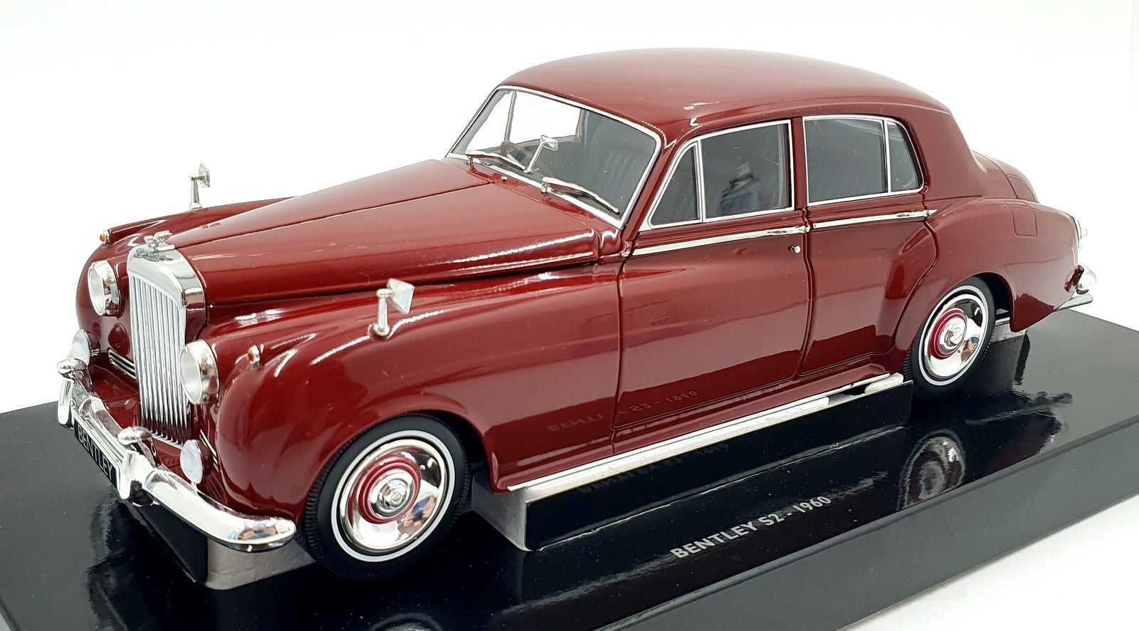 Minichamps 1/18 Diecast 100 139955 - Bentley S2 1960 - Red