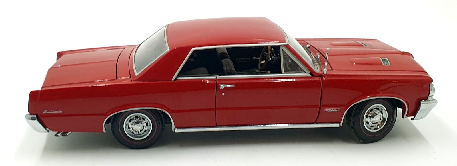 Sun Star 1/18 Scale Diecast 16126H - 1964 Pontiac GTO - Met Red