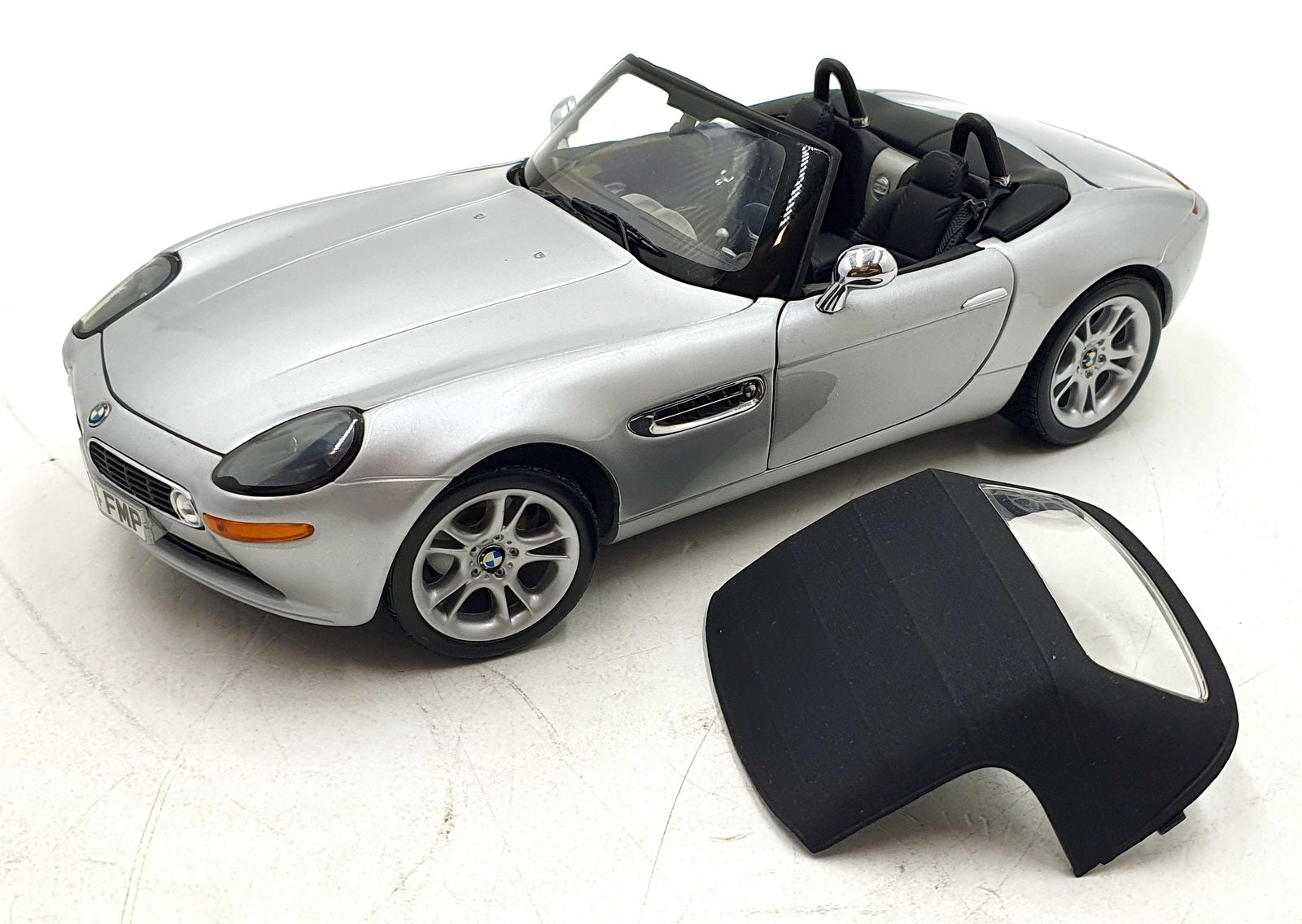 Kyosho 1/18 Scale 80 43 0 007 667 - BMW Z8 James Bond 007 TWINE - Silver
