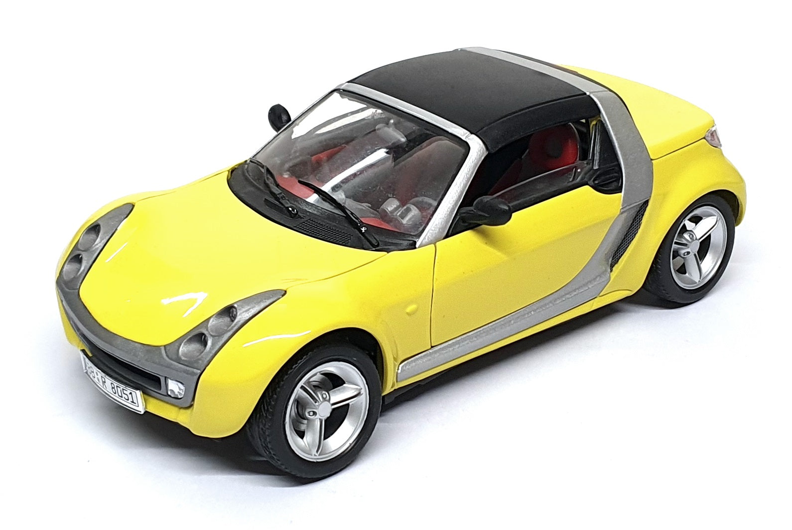 Burago 1/18 Scale Diecast 26725N - Smart - Yellow 