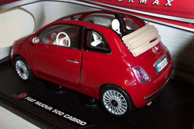 Motormax 1/18 Scale - 79164 Fiat Nuova 500 Cabrio red