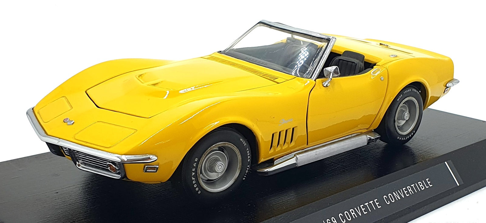 Revell 1/18 Scale Diecast 8835 - 1969 Corvette Convertible - Yellow