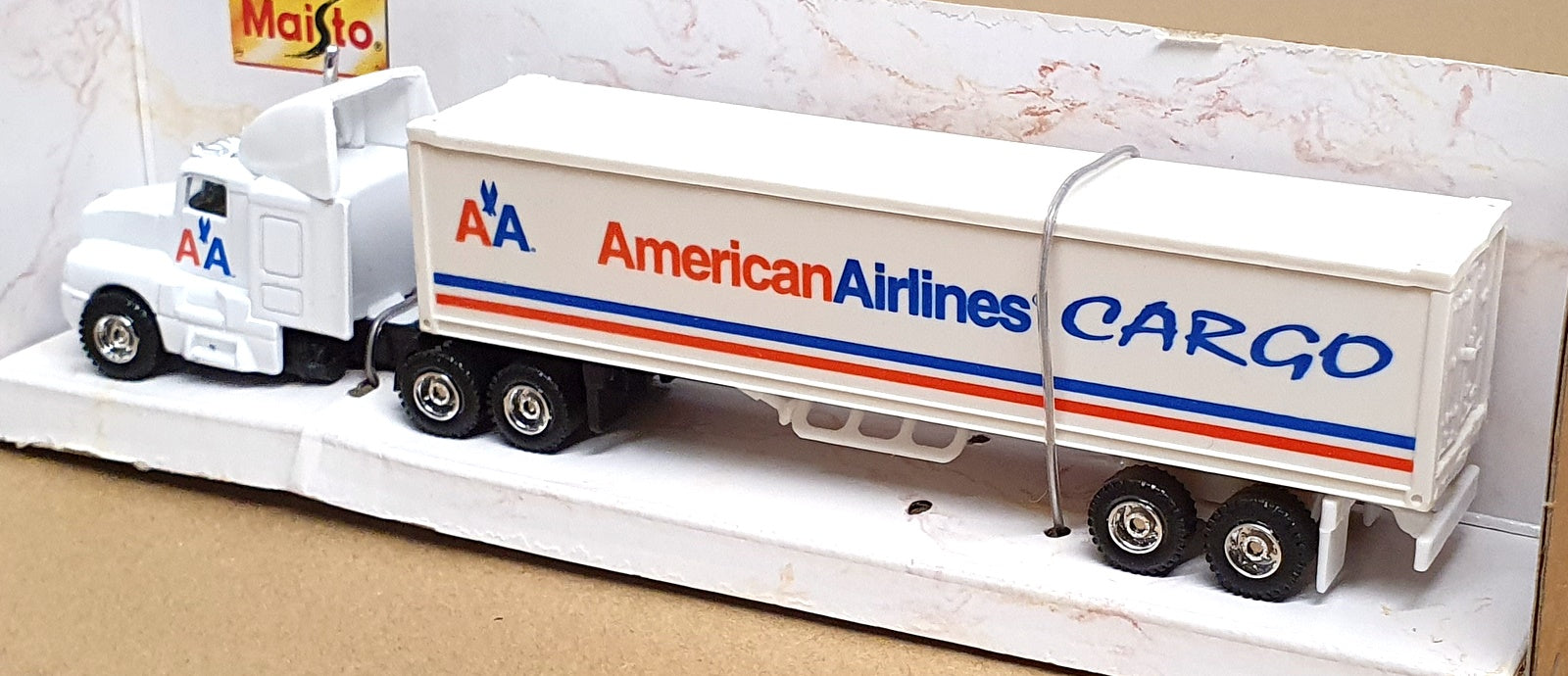 Maisto 1/87 Scale 11021 - Truck & Trailer American Airlines - White/Red/Blue