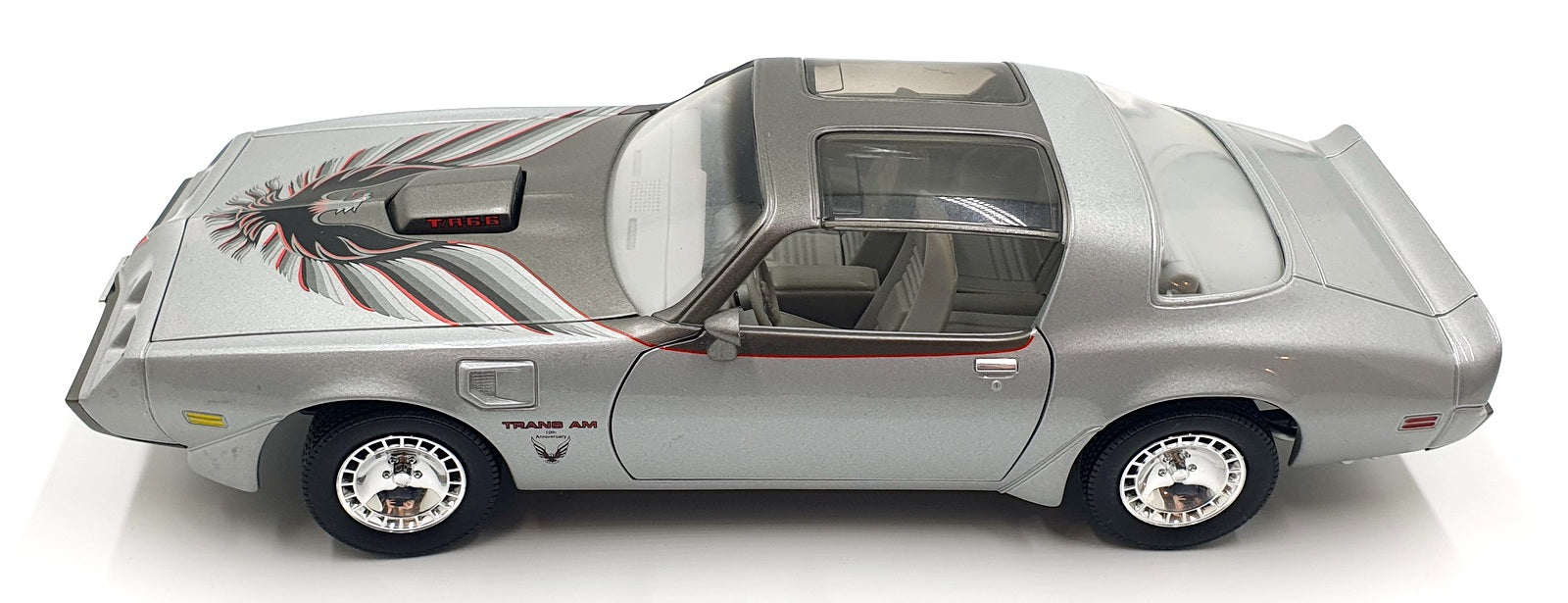 Road Signature 1/18 Scale Diecast 14126W - 1979 Pontiac Firebird - Silver