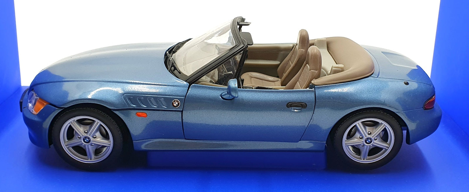 UT Models 1/18 Scale Diecast 180 024336 - BMW Z3 007 Goldeneye - Blue