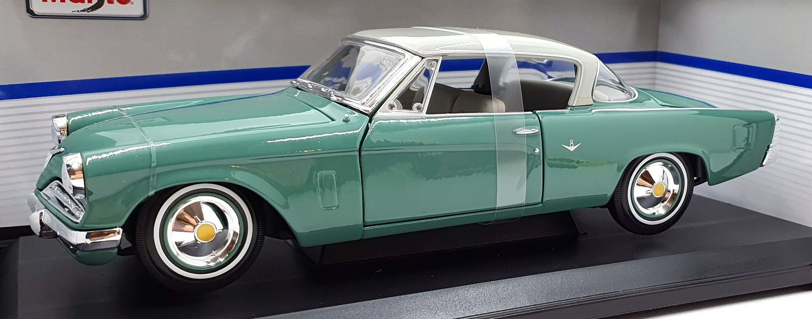 Maisto 1/18 Scale 31651 - 1953 Studebaker Starline - Green