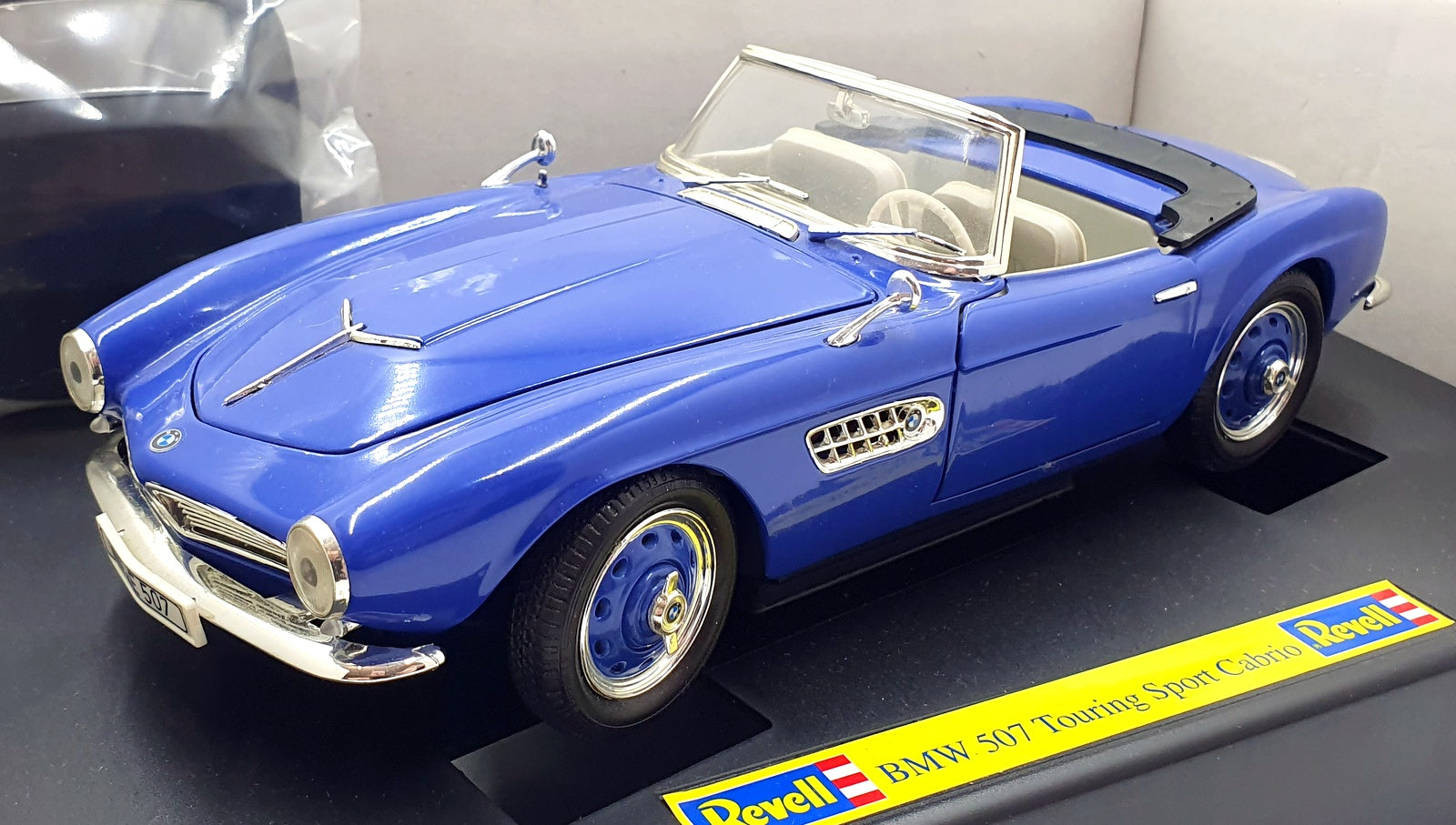 Revell 1/18 Scale Diecast 08810 - BMW 507 Touring Sport Cabrio - Blue