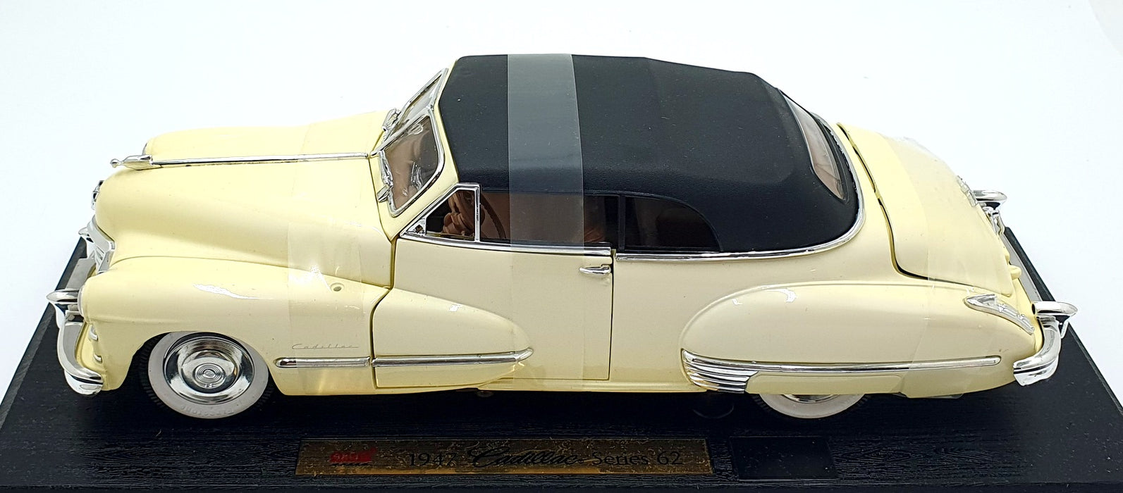 Anson 1/18 Scale Diecast 30345 - 1947 Cadillac Series 62 Convertible - Cream