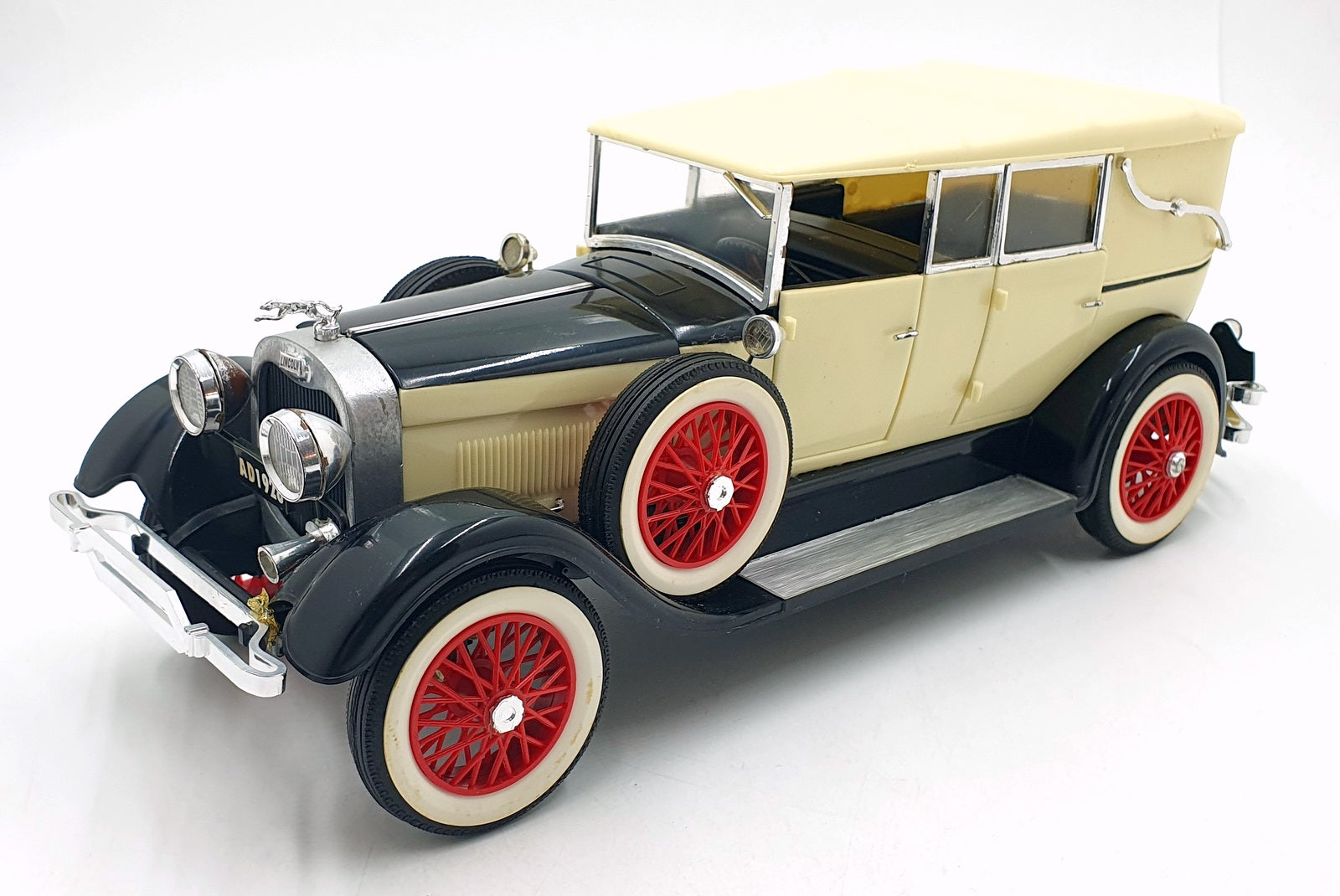 Entex 1/16 Scale Built Kit 11326A - 1928 Lincoln Dietrich - Cream/Black