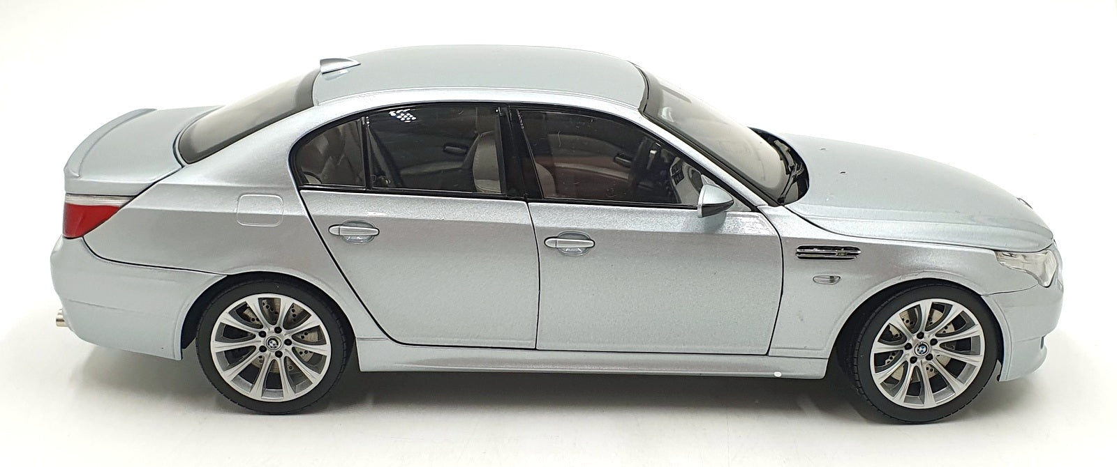Kyosho 1/18 Scale Diecast 80 43 0 391 747 - BMW M5 - Silver
