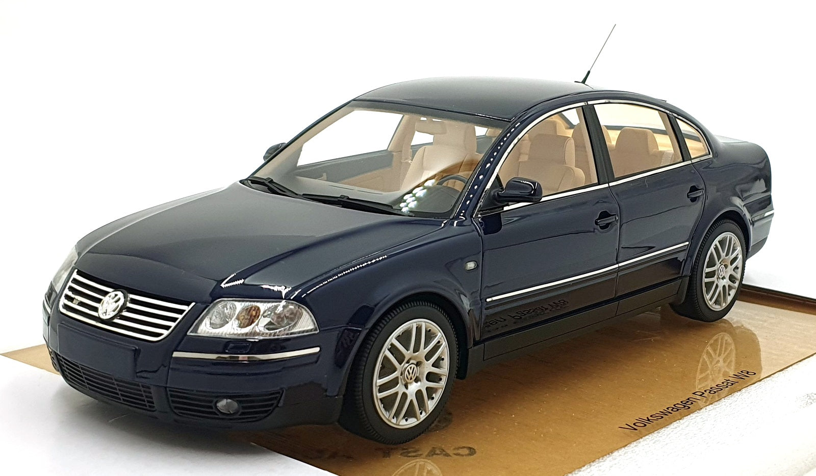 DNA Collectibles 1/18 Scale DNA000029 - Volkswagen Passat W8 - Dark Blue
