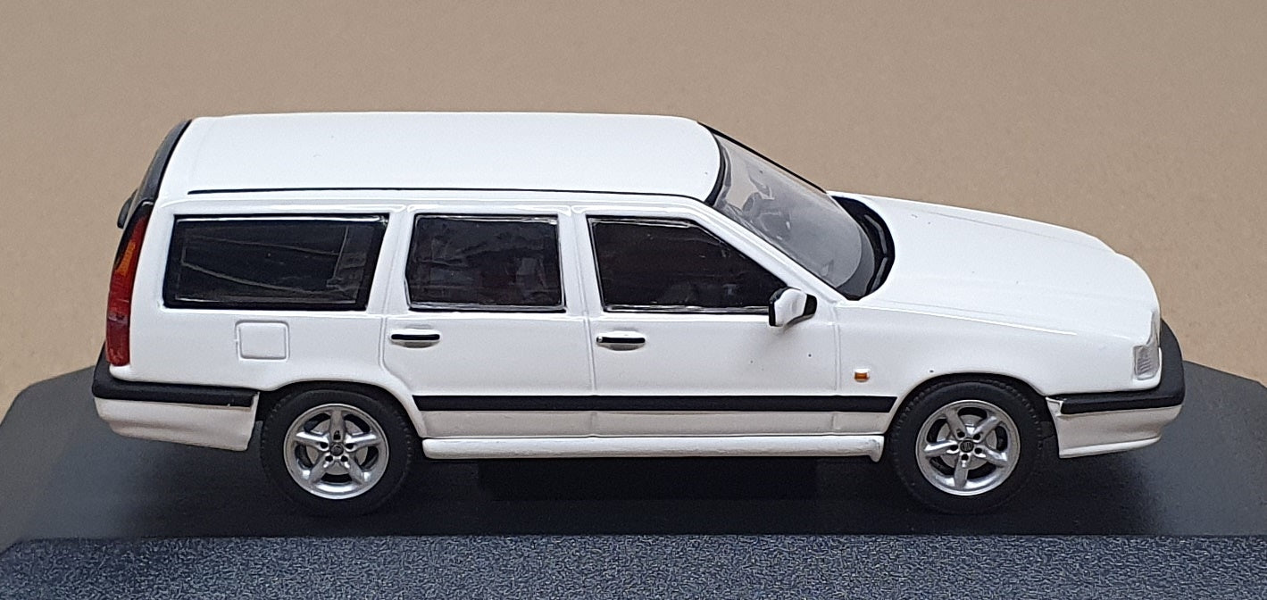 Minichamps 1/43 Scale 430 171412 - 1996 Volvo 850 Break - White