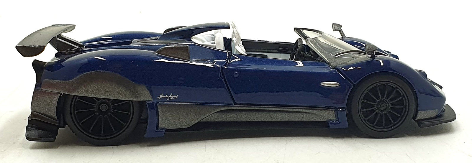 Tayumo 1/36 Scale Pull Back & Go 36120210 - Pagani Zonda HP Barchetta LHD - Blue