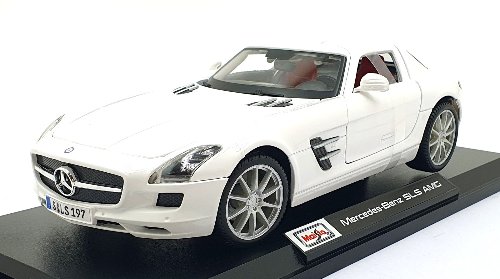 Maisto 1/18 Scale Diecast 46629 - Mercedes-Benz SL63 AMG - White with Black Base
