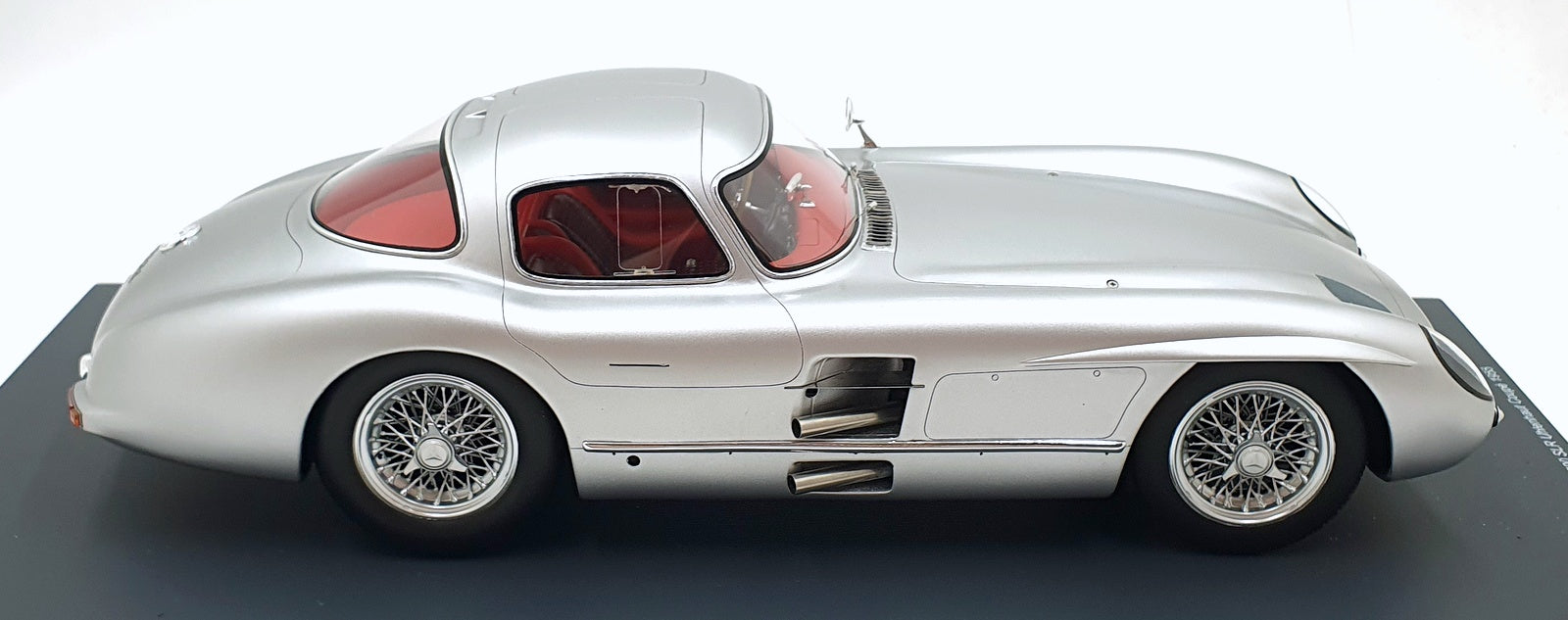 Spark 1/12 Scale 45 005 2700 - Mercedes-Benz 300 SLR Uhlenhaut Coupe - Silver