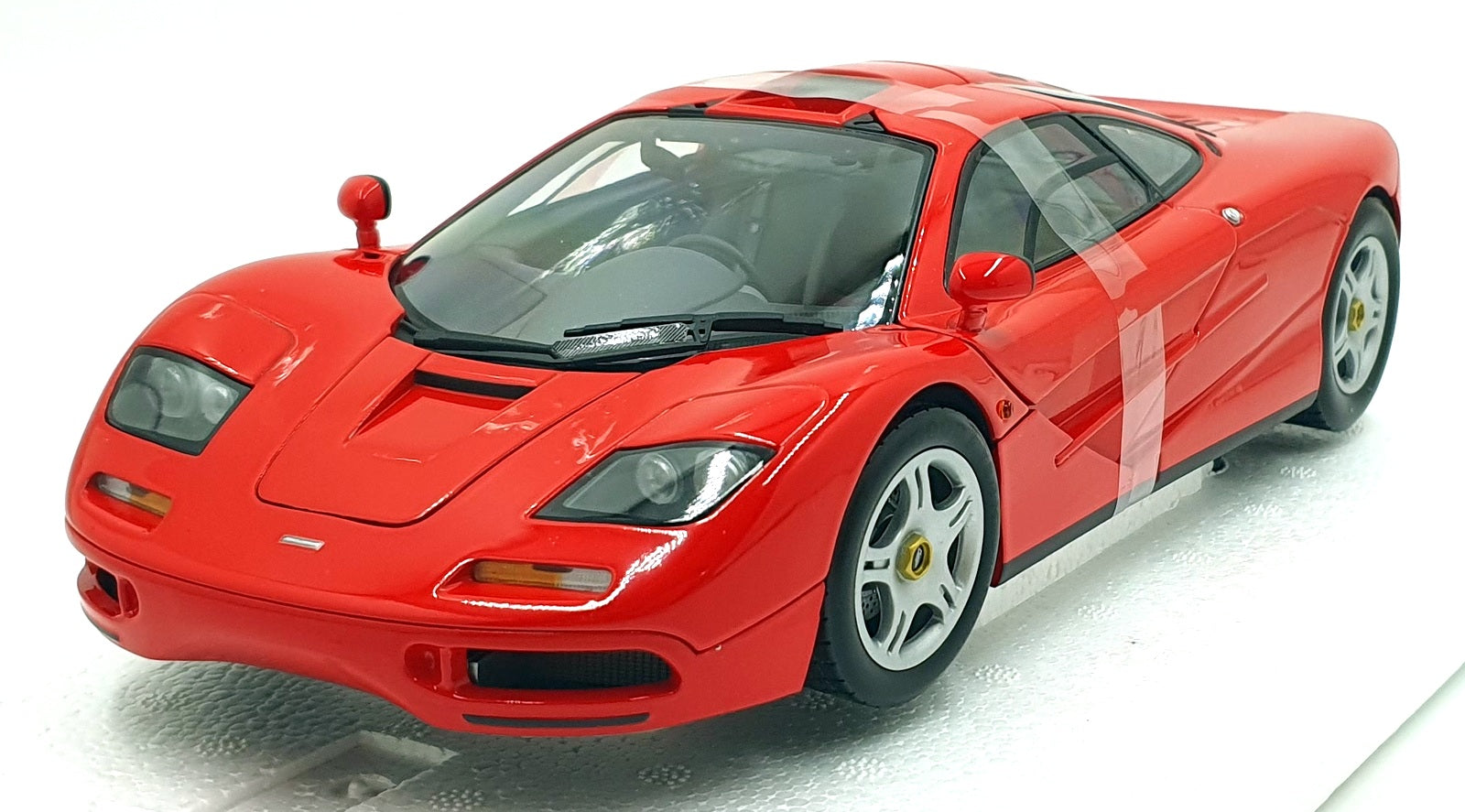 Minichamps 1/18 Scale Diecast 530 133422 - 1993 McLaren F1 Road Car - Red