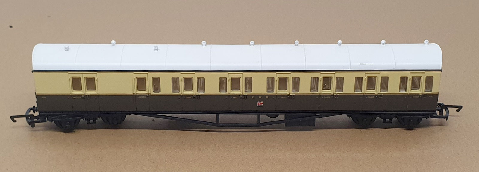 Hornby OO Gauge (1/76) R 4030C - GWR Suburban B Coach 6762