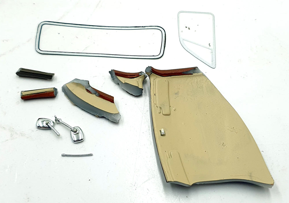 Cult 1/18 Scale CML173-1 - Rover 110 P4 - Grey/Maroon