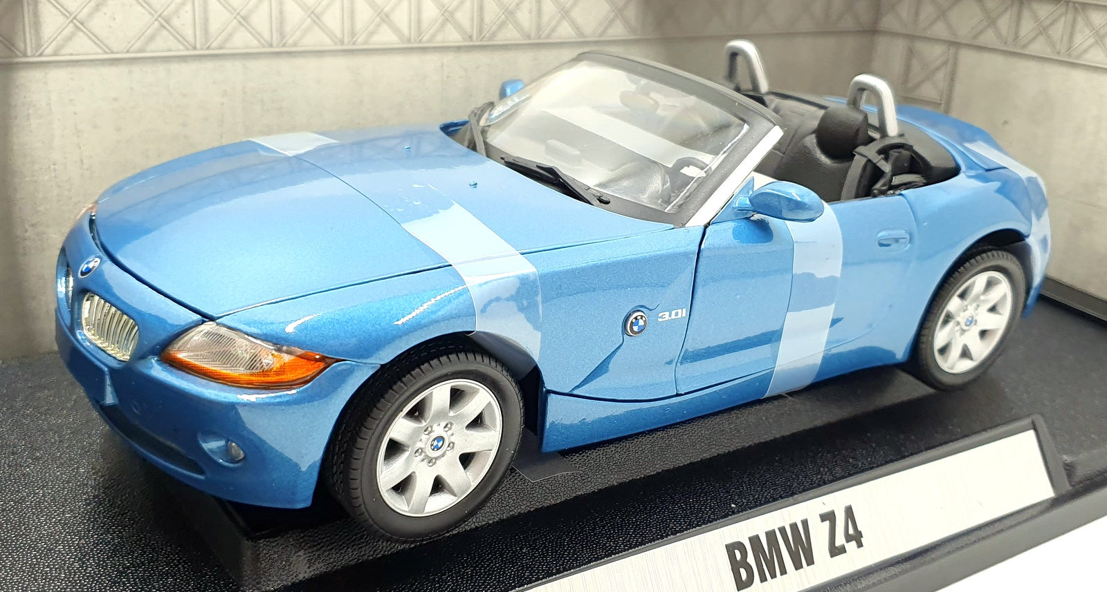 Motor Max 1/18 Scale Diecast 73144 - BMW Z4 Roadster - Blue