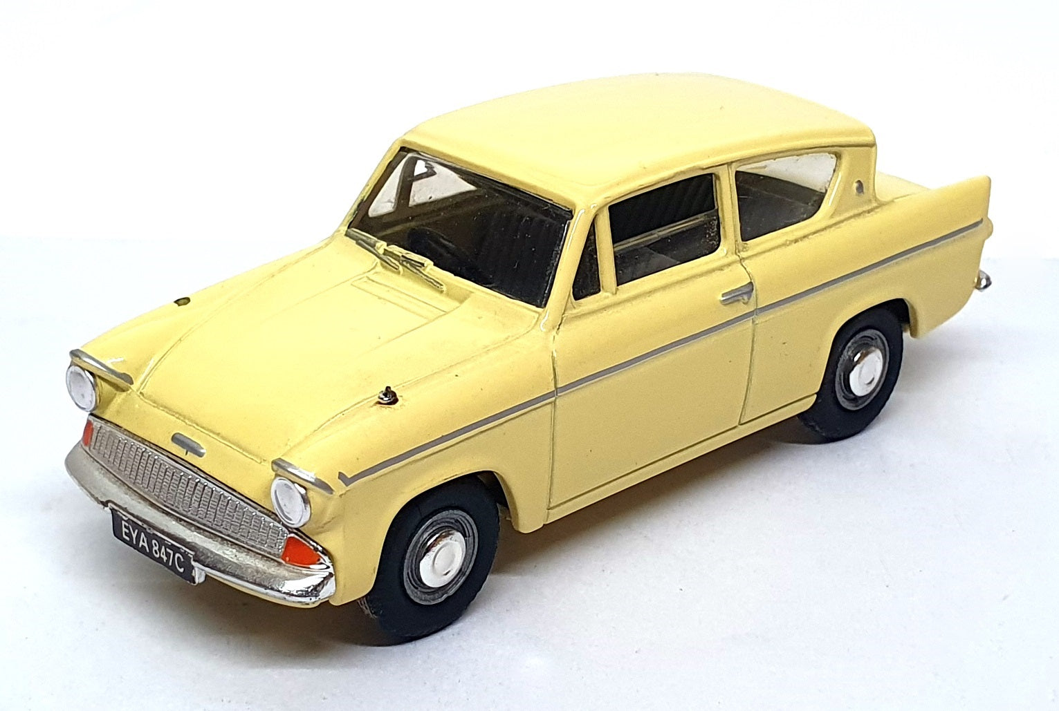Vanguards 1/43 Scale Diecast VA1008 - Ford Anglia - Yellow