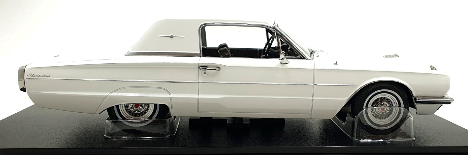 KK Scale 1/18 Scale KKDC181381 - 1966 Ford Thunderbird Coupe - White