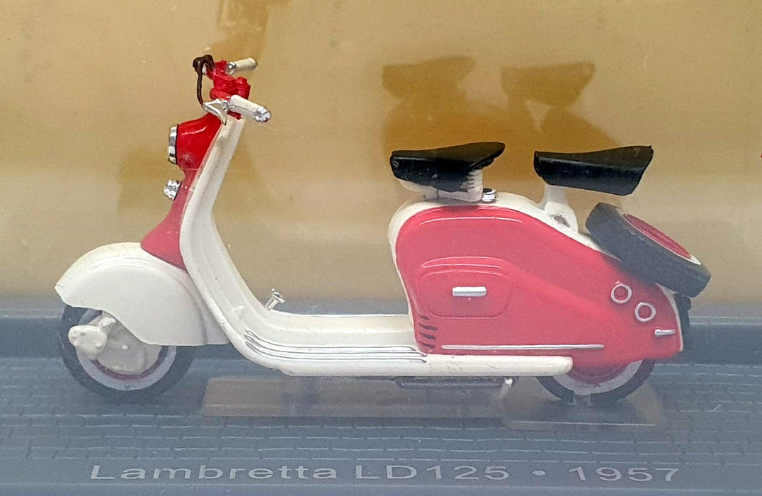 Altaya 1/24 Scale A12557 - 1957 Lambretta LD125 Motorbike - White/Red
