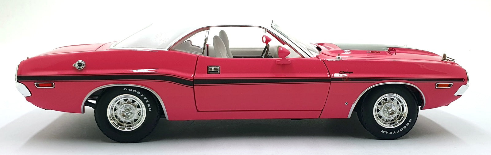 Greenlight 1/18 Scale Diecast 13699 - 1970 Dodge Challenger R/T 440 Six Pack