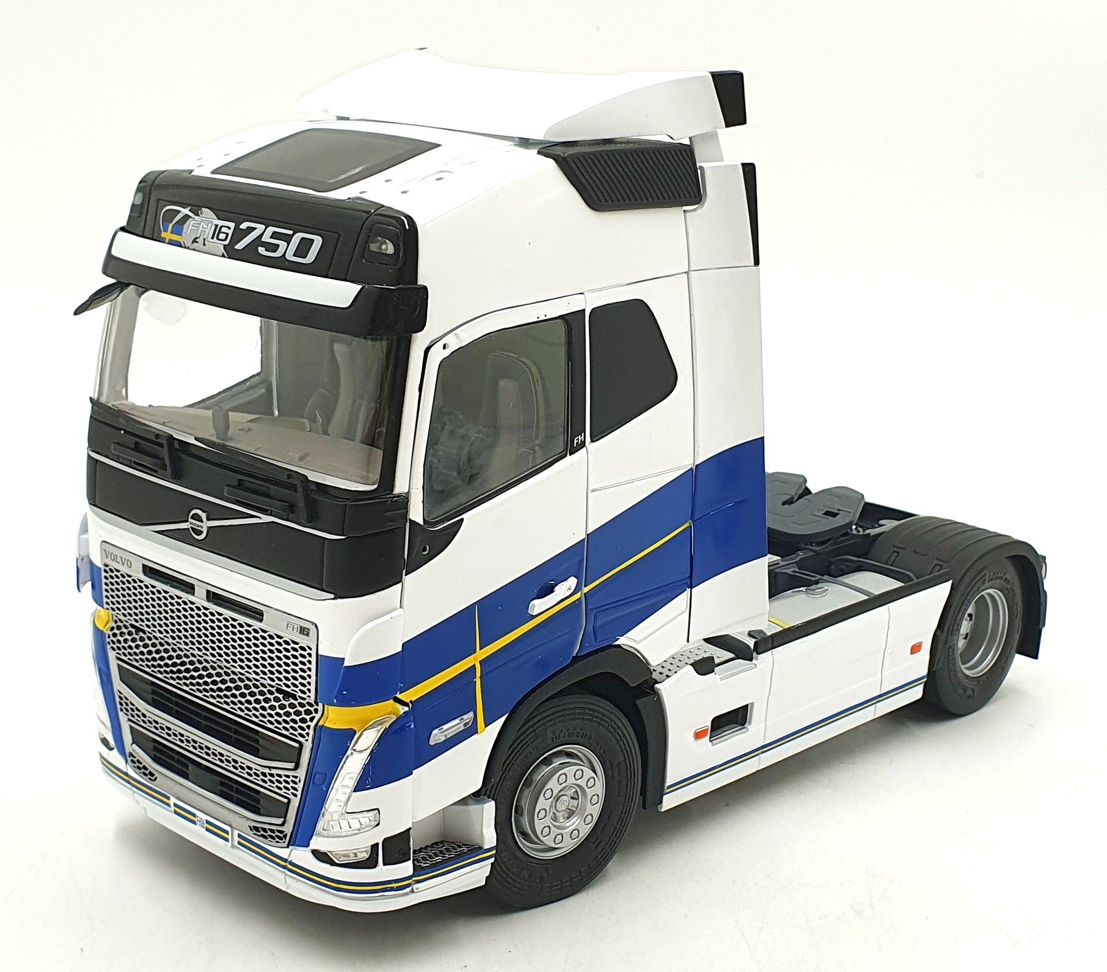 Solido 1/24 Scale S2400106 2019 Volvo FH16 Globetrotter XL Gotborg Edition