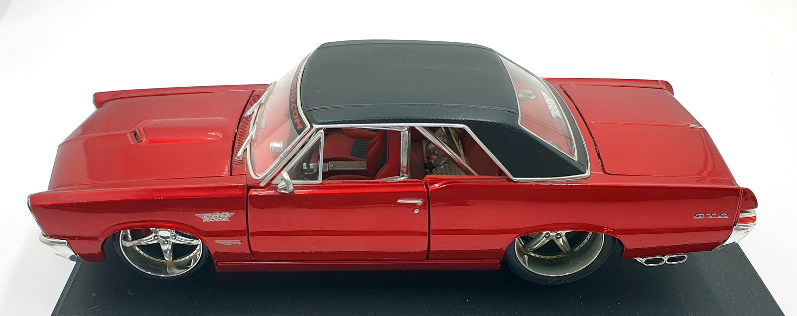Maisto 1/18 Scale 31065 - 1965 Pontiac GTO - Met Red