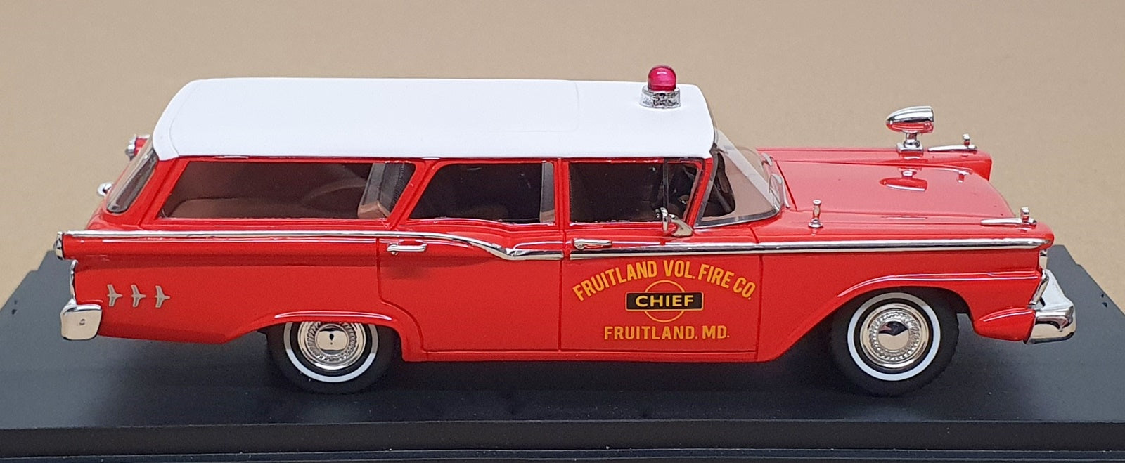 Goldvarg 1/43 Scale GC-091C - 1959 Ford Country Squire Fire Chief - Red/White
