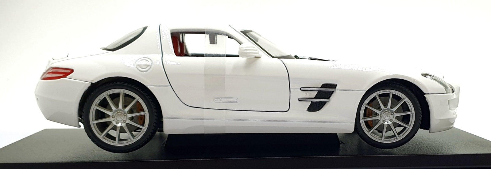 Maisto 1/18 Scale Diecast 46629 - Mercedes-Benz SL63 AMG - White with Black Base