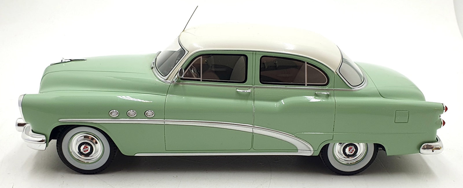 BOS Models 1/18 Scale BOS270 - Buick Special 4 Door Tourback Sedan - Green/White