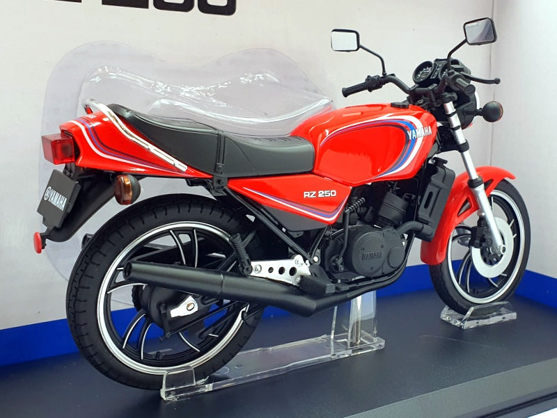 Aoshima 1/12 Scale 110430-3700 - Yamaha RZ 250 Motorcycle - Red