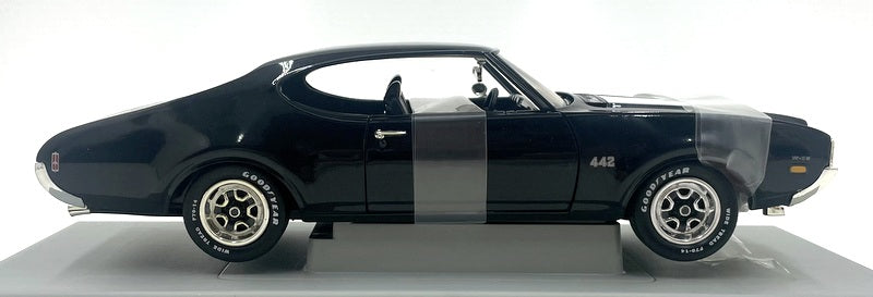 Ertl 1/18 Scale Diecast 8113 - 1969 Oldsmobile 4-4-2 W-30 - Black/White