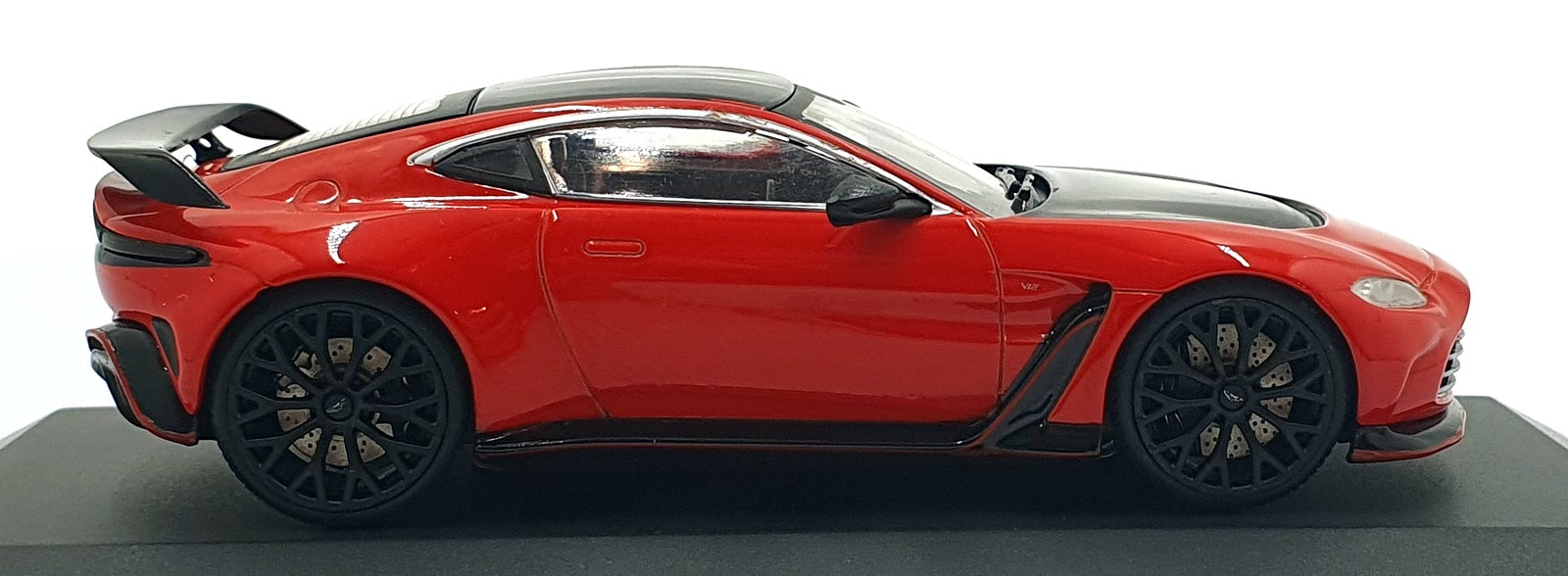 Solido 1/43 Scale Diecast S4314104 - Aston Martin V12 Vantage - Red