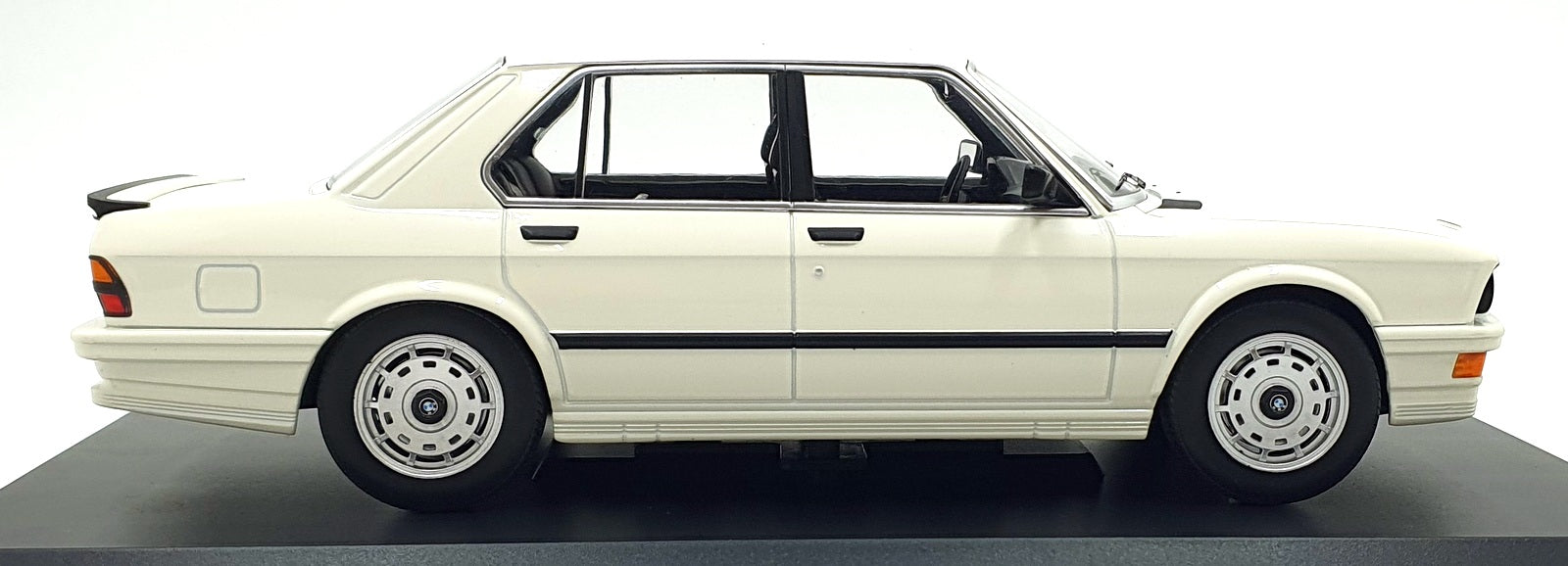 Norev 1/18 Scale Diecast 183260 - 1986 BMW M 5351 - White