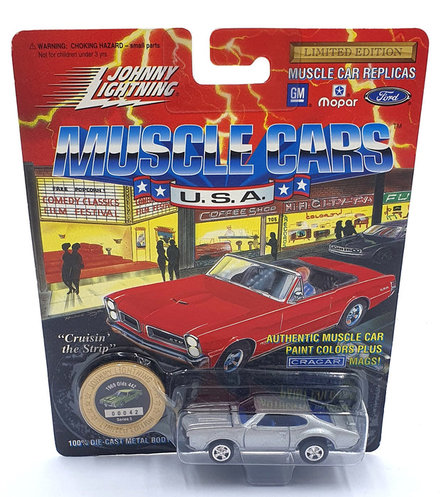 Johnny Lightning 1/64 Scale 200-150 Muscle Cars 1969 Olds 442 - Silver