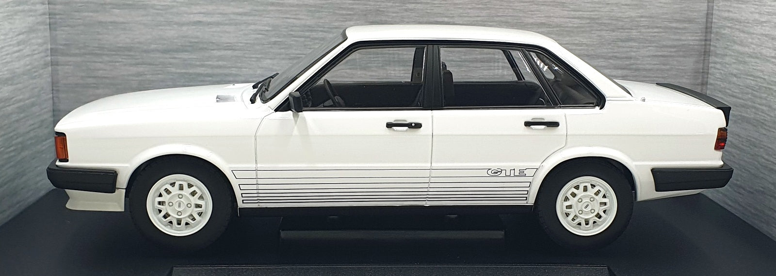 MCG 1/18 Scale Diecast MCG18527 - Audi 80 B2 - White