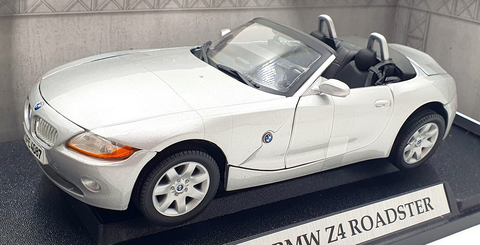 Motor Max 1/18 Scale Diecast 73144 - BMW Z4 - Silver