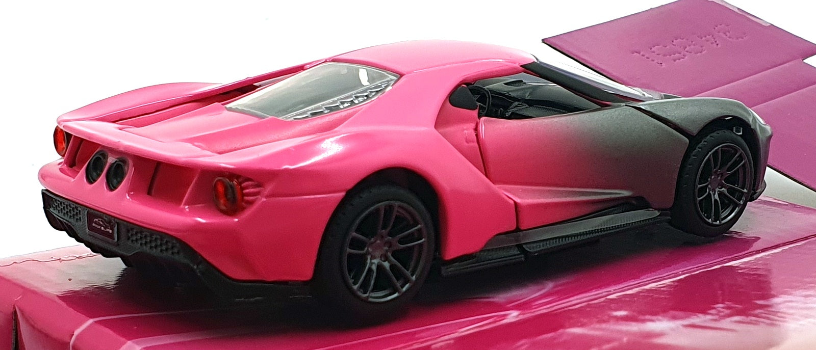 Jada Toys 1/32 Scale 34851 - 2017 Ford GT - Silver/Pink