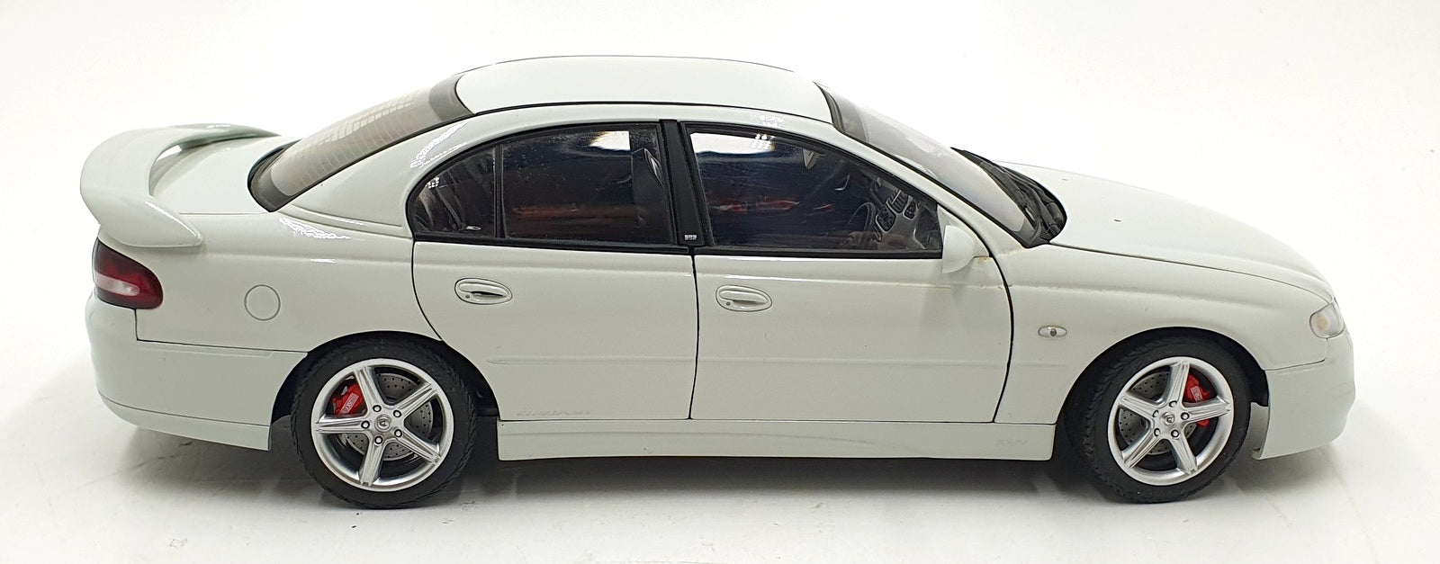 Autoart 1/18 Scale Diecast DC7125B - Holden Commodore Clubsport R8 - White
