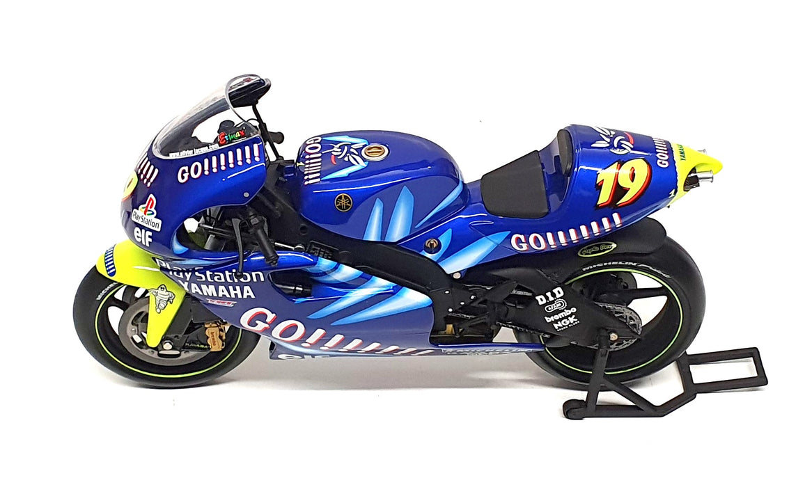Minichamps 1/12 Scale 122 016319 - Yamaha YZR 500 #19 500cc GP 2001 O. Jacque