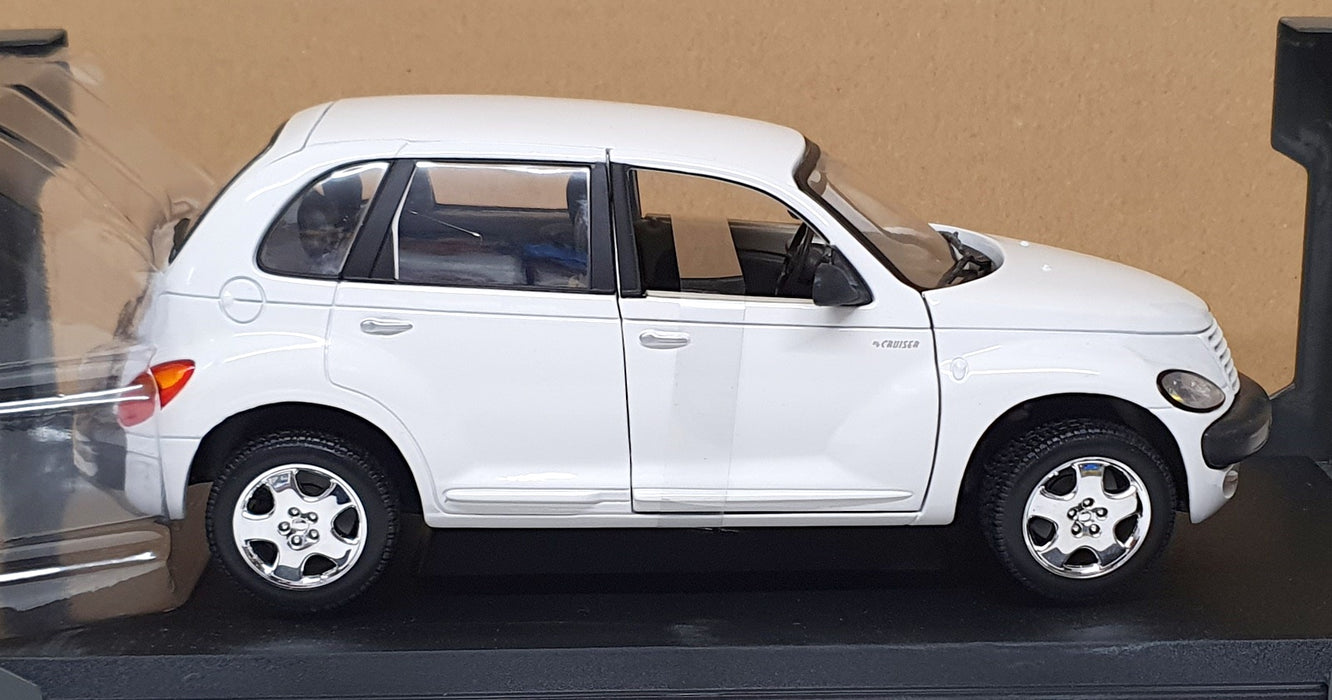 Maisto 1/18 Scale Diecast 31895 - Chrysler PT Cruiser - White