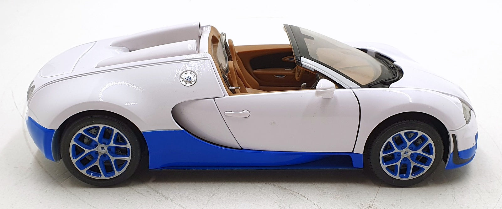 Rastar 1/18 Scale Diecast 43900 Bugatti Veyron 16.4 Gran Sport White/Blue