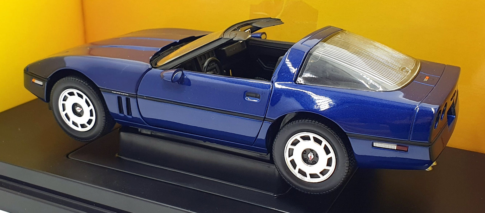 Ertl 1/18 Scale Diecast 33469 - 1985 Chevrolet Corvette Coupe - Blue
