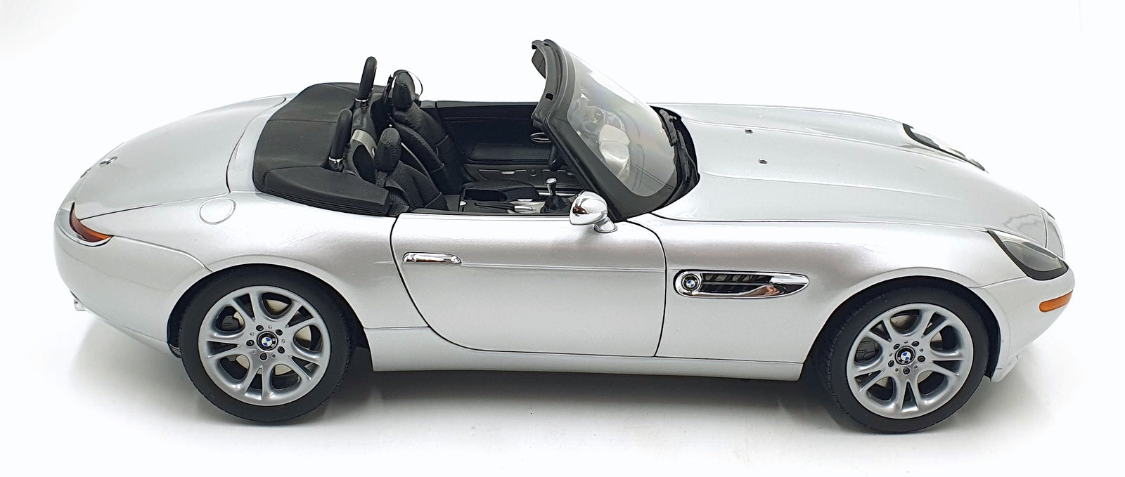 Kyosho 1/12 Scale 08601S - BMW Z8 Bond 007 The World Is Not Enough